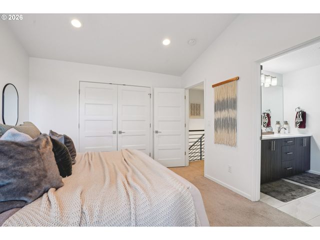 7081 Se THORBURN St, Portland, OR 97215