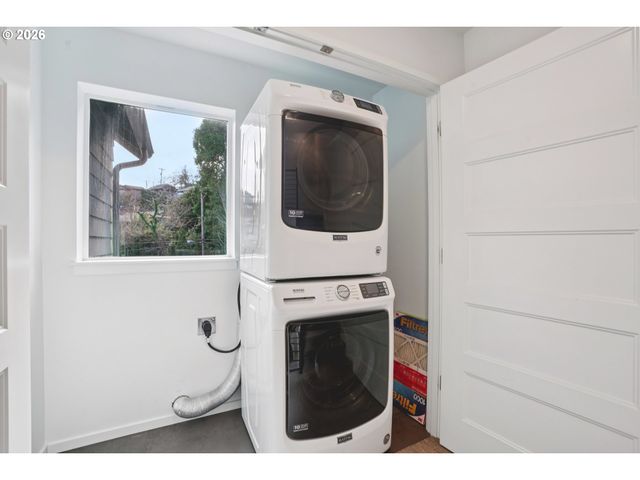 7081 Se THORBURN St, Portland, OR 97215