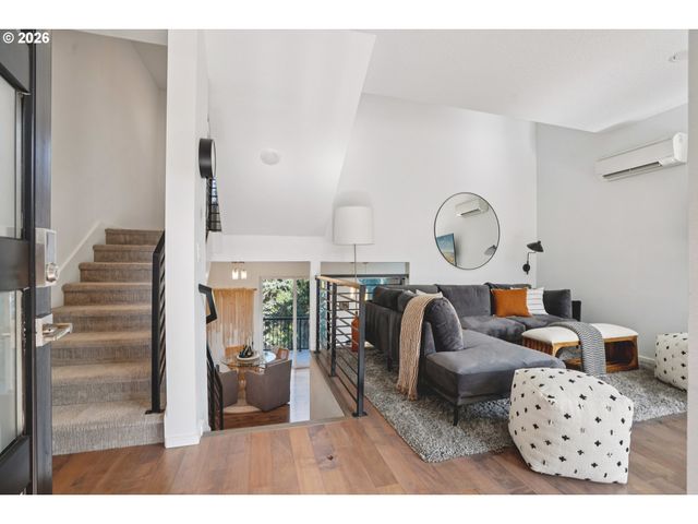 7081 Se THORBURN St, Portland, OR 97215