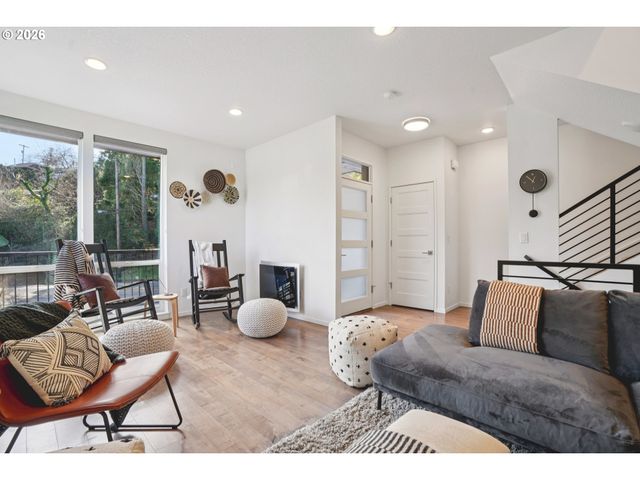 7081 Se THORBURN St, Portland, OR 97215