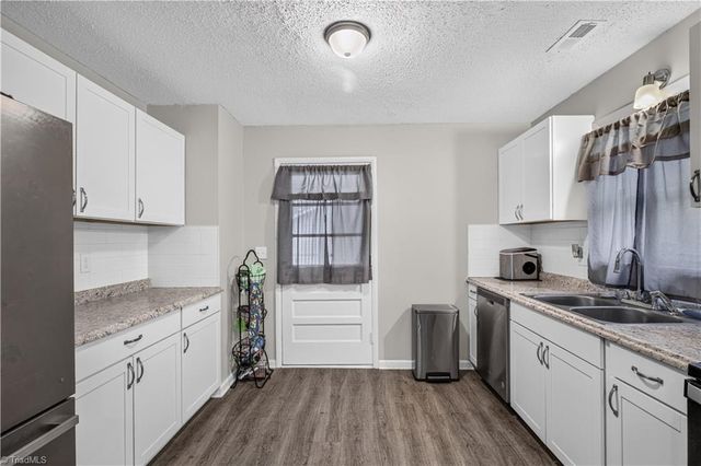 977 Shalimar Drive, Winston-salem, NC 27107