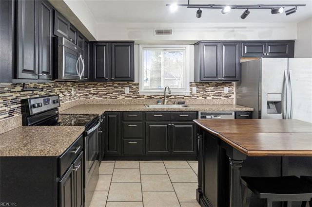 5900 Blackpoole LN, Virginia Beach, VA 23462