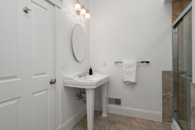 39 Oak St 39B, Somerville, MA 02143