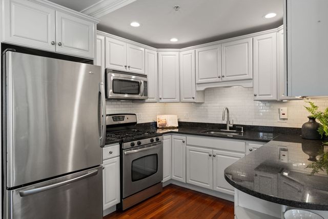 39 Oak St 39B, Somerville, MA 02143