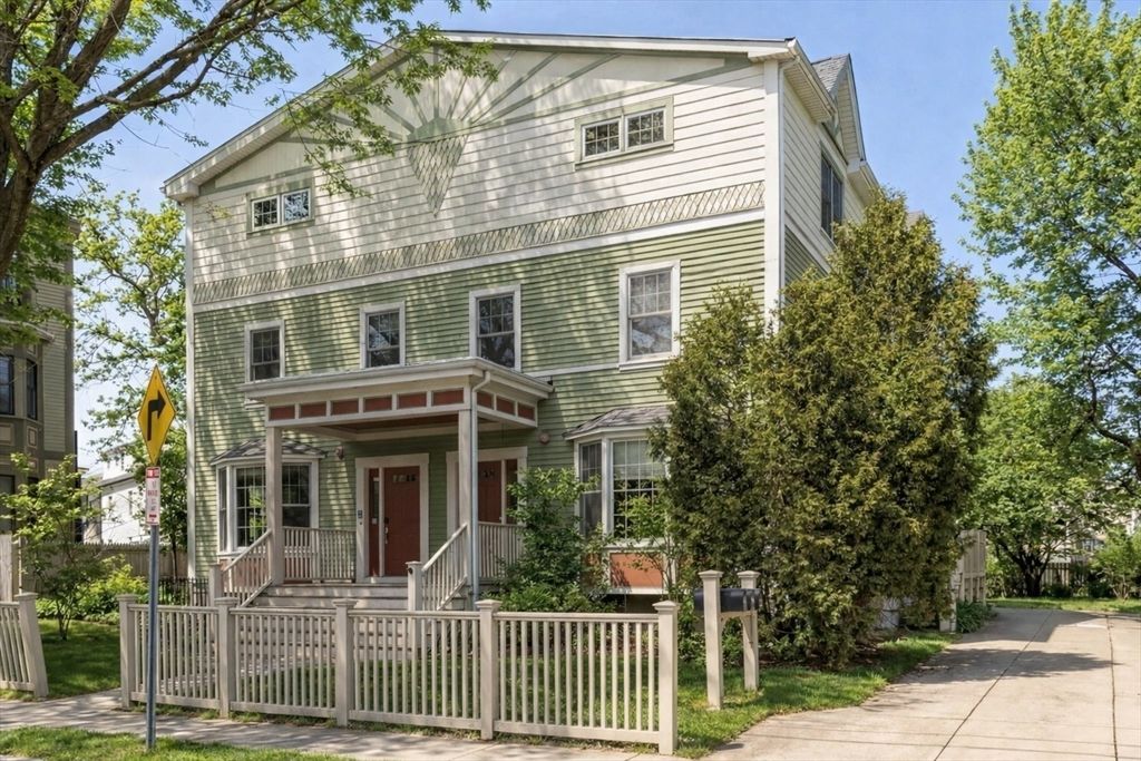 39 Oak St 39B, Somerville, MA 02143