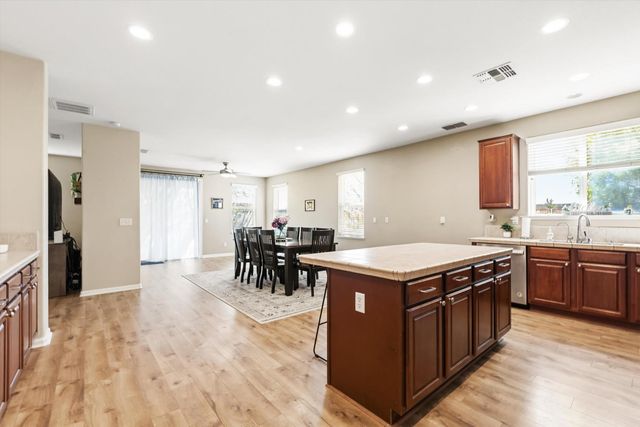 1402 Turnbridge Way, Plumas Lake, CA 95961