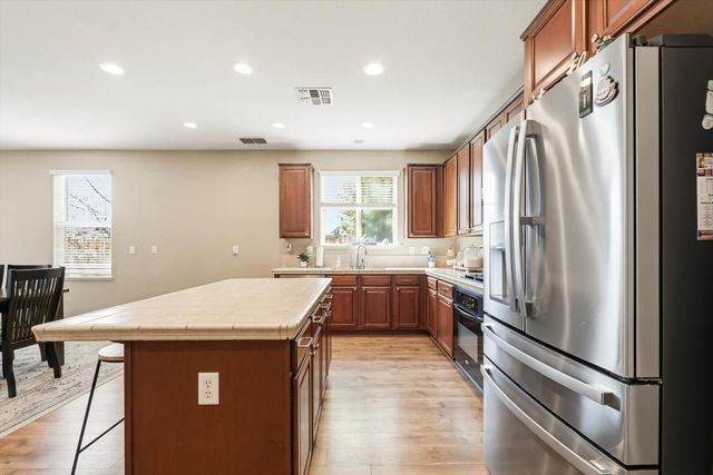 1402 Turnbridge Way, Plumas Lake, CA 95961