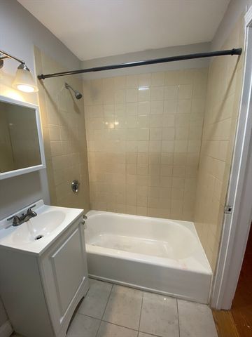 96-98 Woodledge Street 3L, Boston, MA 02125