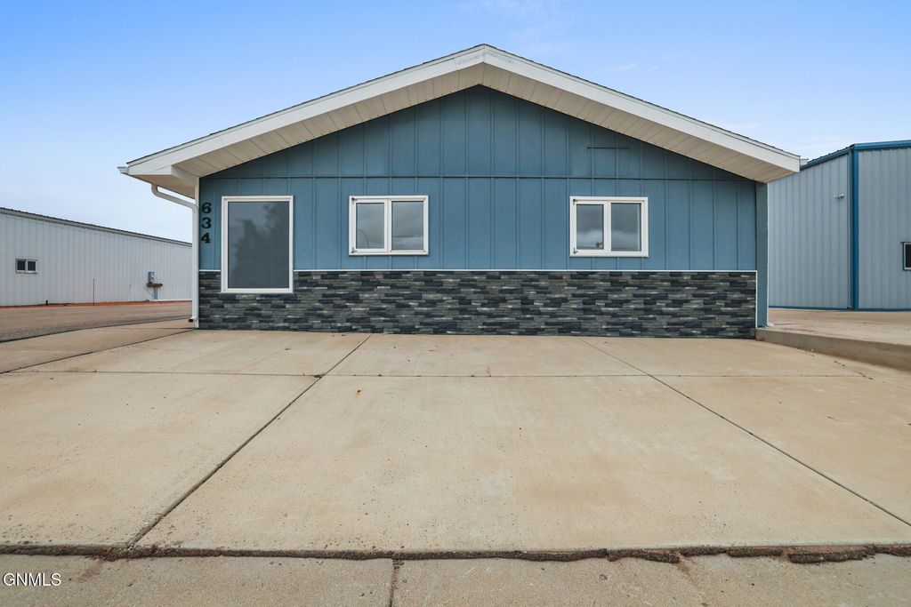 634 Broadway E, Williston, ND 58801