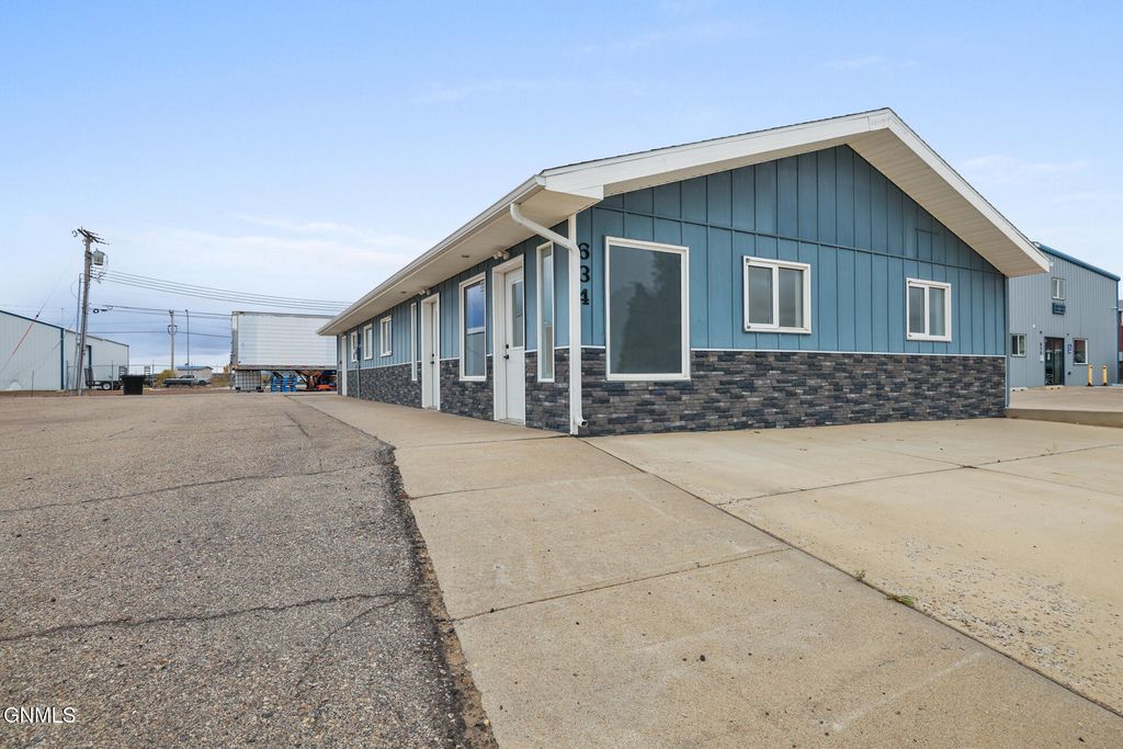 634 Broadway E, Williston, ND 58801 photo 2
