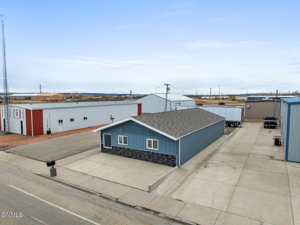 634 Broadway E, Williston, ND 58801 photo 25
