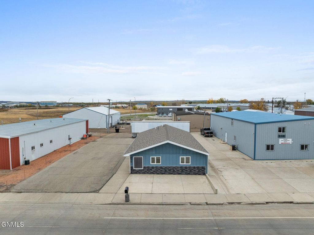 634 Broadway E, Williston, ND 58801 photo 26