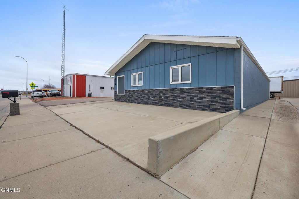 634 Broadway E, Williston, ND 58801 photo 3