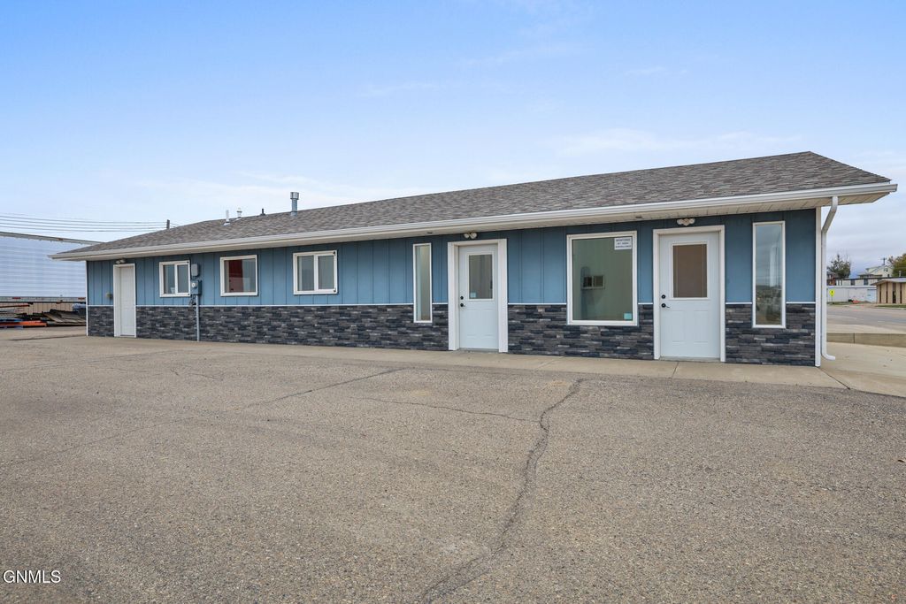 634 Broadway E, Williston, ND 58801 photo 4