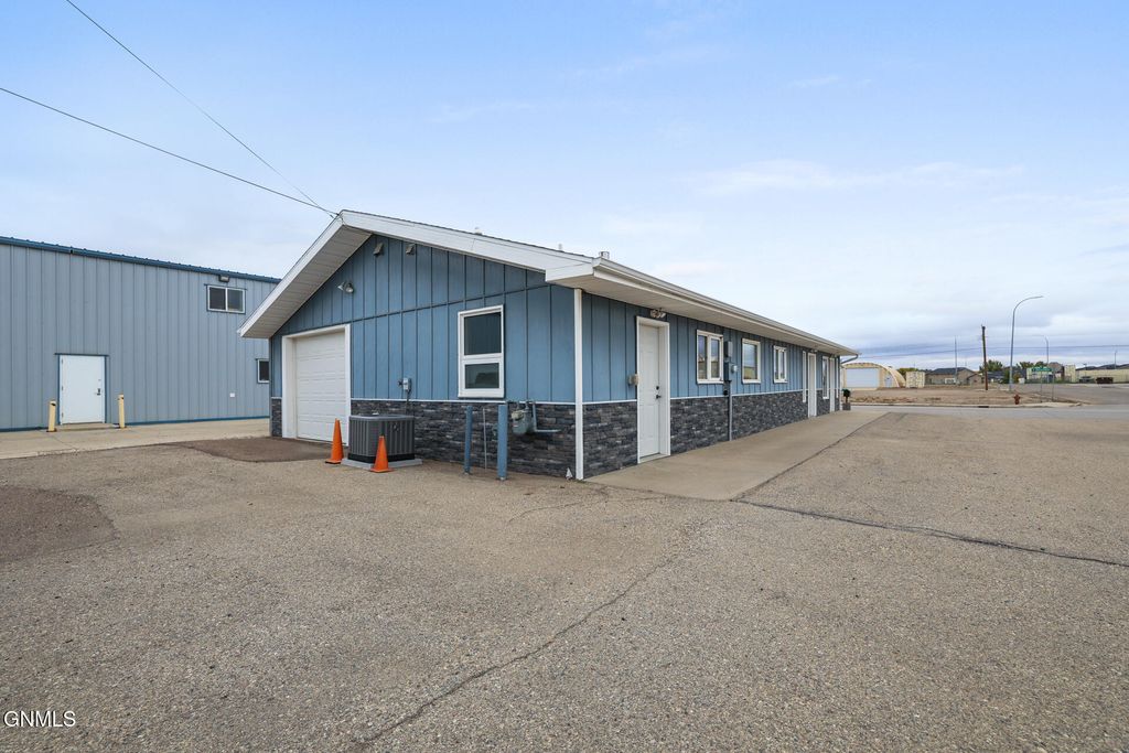 634 Broadway E, Williston, ND 58801 photo 5