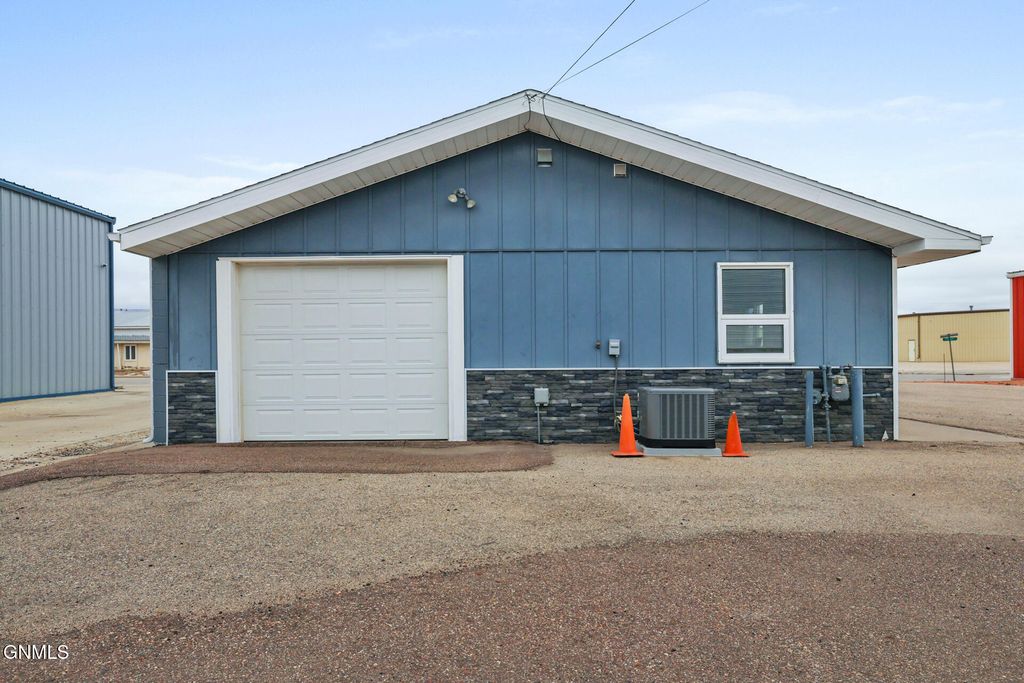 634 Broadway E, Williston, ND 58801 photo 6