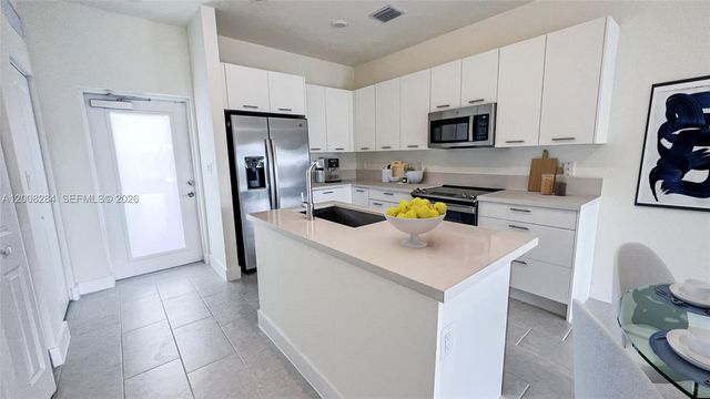 8167 NW 41st Street E307, Doral, FL 33166
