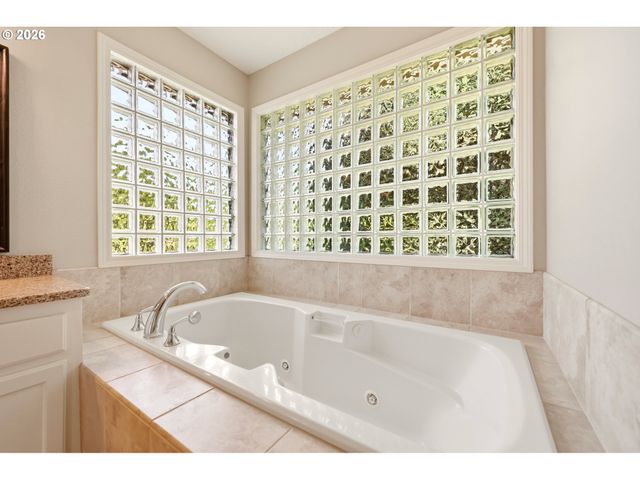 5807 RIDGETOP Ct, Lake Oswego, OR 97035