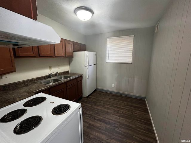 928 S Stewart St Apt 1, Creve Coeur, IL 61610