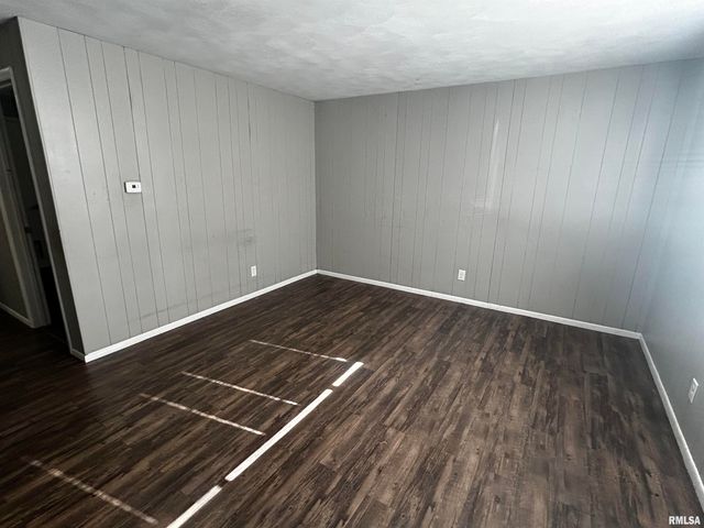 928 S Stewart St Apt 1, Creve Coeur, IL 61610