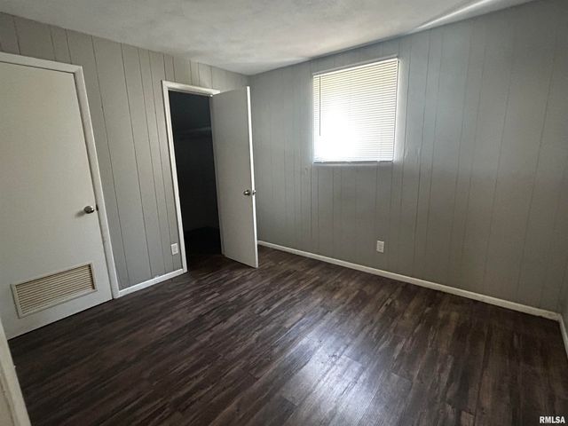 928 S Stewart St Apt 1, Creve Coeur, IL 61610