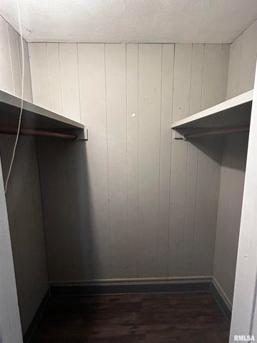 928 S Stewart St Apt 1, Creve Coeur, IL 61610