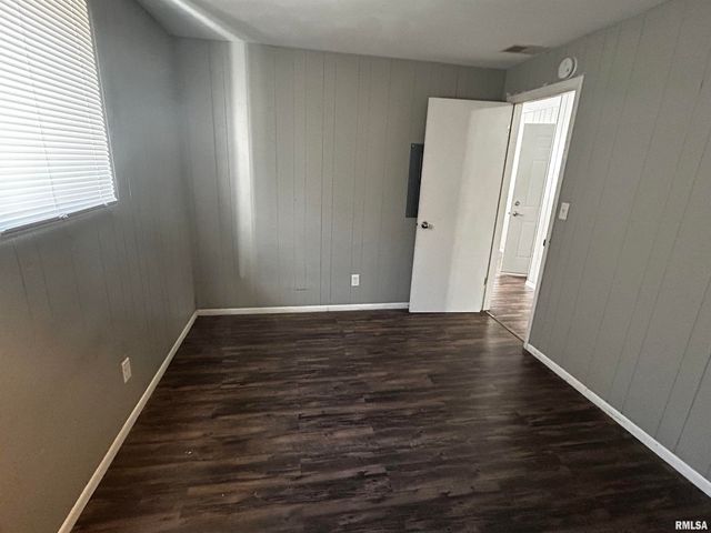 928 S Stewart St Apt 1, Creve Coeur, IL 61610