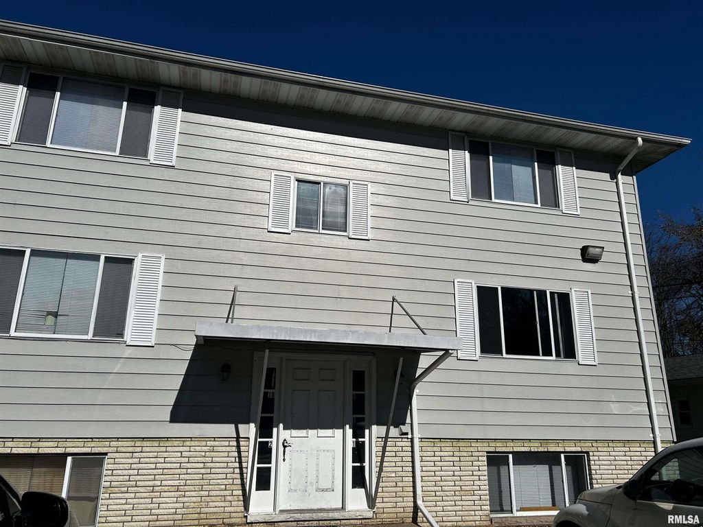 928 S Stewart St Apt 1, Creve Coeur, IL 61610