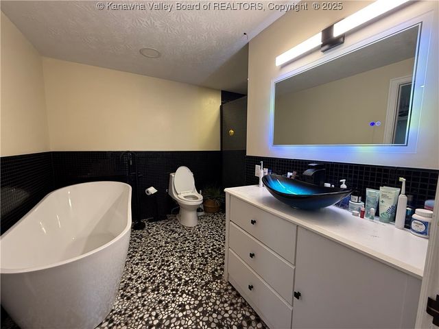 7904 Sissonville Drive, Sissonville, WV 25320