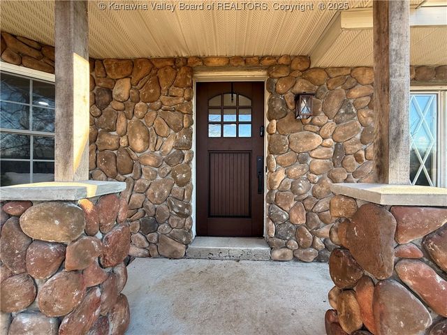 7904 Sissonville Drive, Sissonville, WV 25320