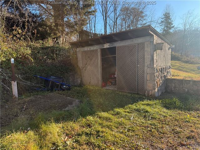 7904 Sissonville Drive, Sissonville, WV 25320