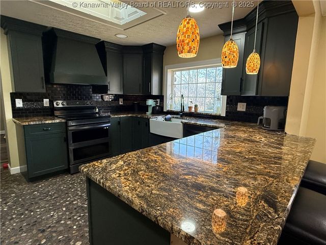 7904 Sissonville Drive, Sissonville, WV 25320