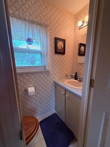 8 Sir Lancelot Drive, Exeter, NH 03833