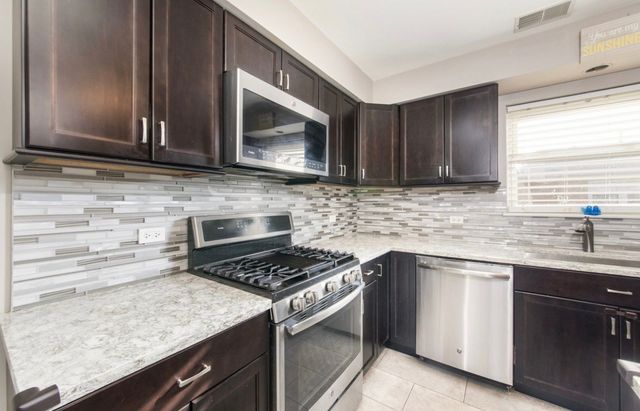 8735 N Wisner Street 2, Niles, IL 60714