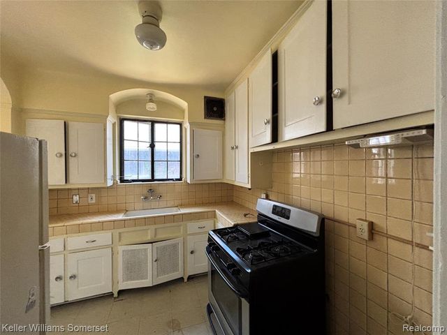 2943 Leslie Street, Detroit, MI 48238