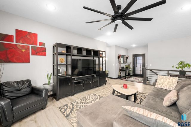 104 E Birchwood Dr Drive, Brandon, SD 57005