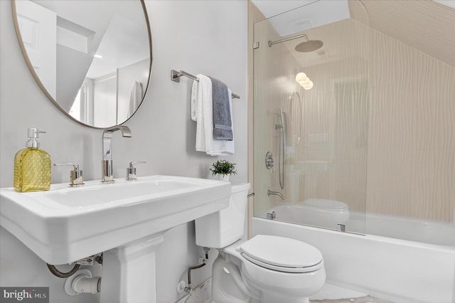 1607 N GLEBE RD, Arlington, VA 22207