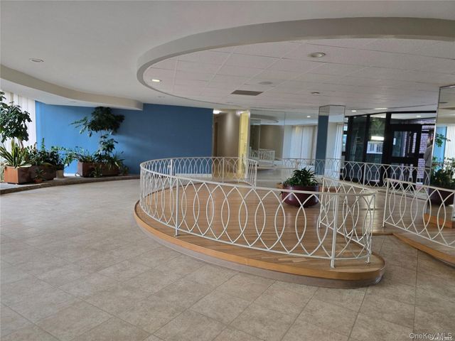 35-10 150 St 6A, Flushing, NY 11354