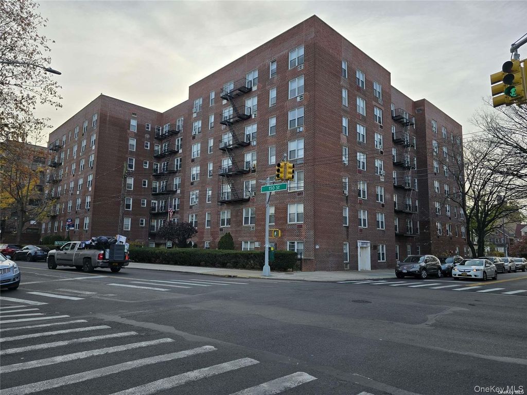 35-10 150 St 6A, Flushing, NY 11354
