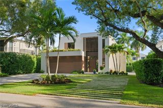 376 1ST AVE N, Naples, FL 34102