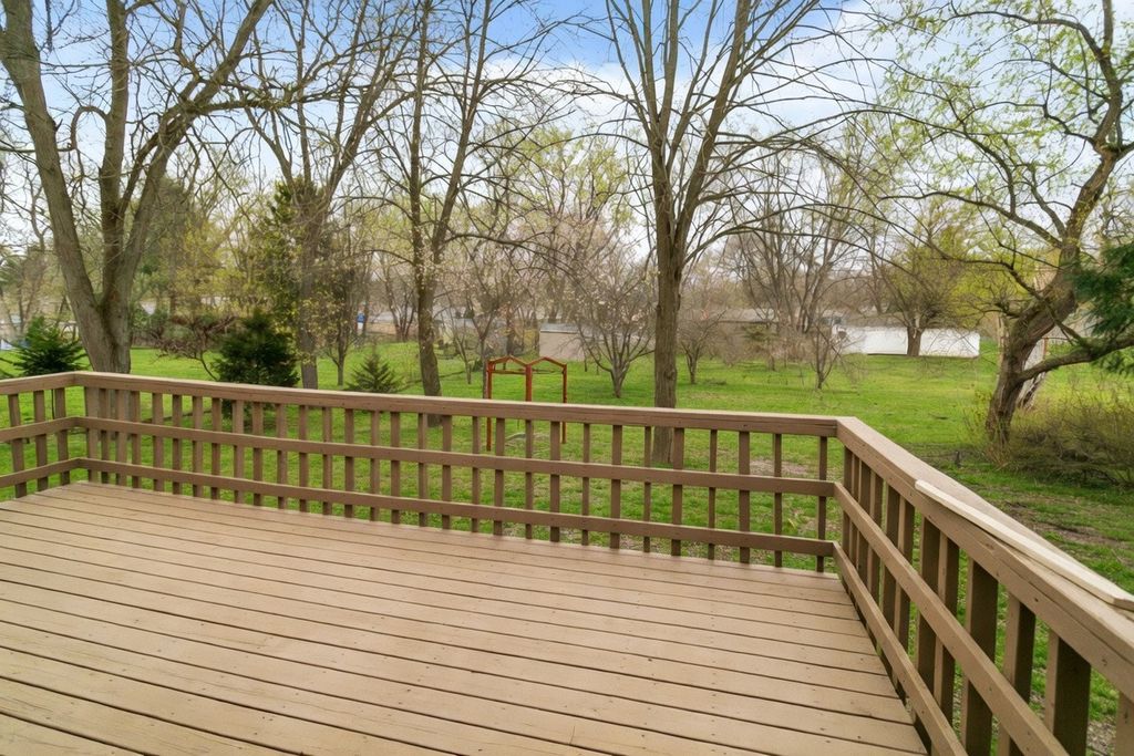 Image 2 of property listing at 4126 Wildwood Drive, Crystal Lake, IL 60014