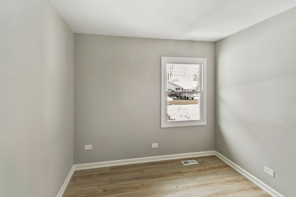 Image 11 of property listing at 4126 Wildwood Drive, Crystal Lake, IL 60014