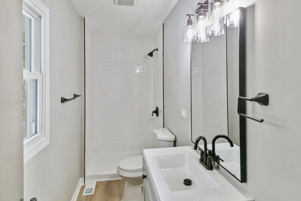Image 14 of property listing at 4126 Wildwood Drive, Crystal Lake, IL 60014