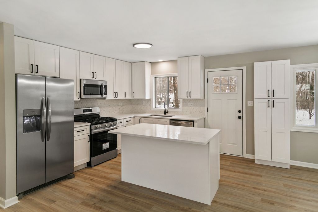 Image 3 of property listing at 4126 Wildwood Drive, Crystal Lake, IL 60014
