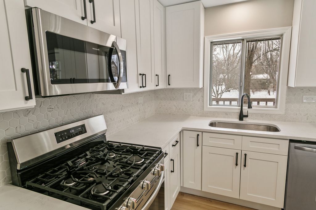 Image 5 of property listing at 4126 Wildwood Drive, Crystal Lake, IL 60014