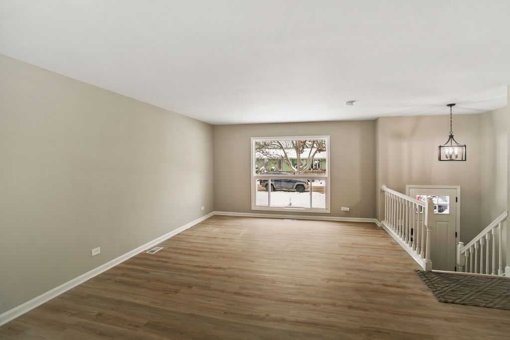 Image 6 of property listing at 4126 Wildwood Drive, Crystal Lake, IL 60014