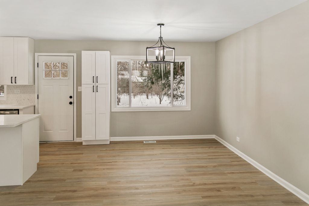 Image 7 of property listing at 4126 Wildwood Drive, Crystal Lake, IL 60014