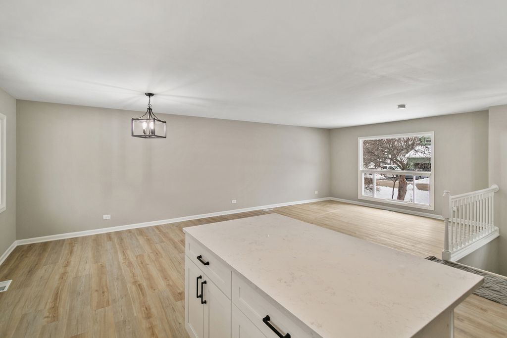 Image 8 of property listing at 4126 Wildwood Drive, Crystal Lake, IL 60014