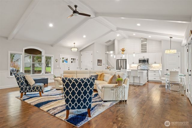 141 E Hofaker Road, Allyn, WA 98524