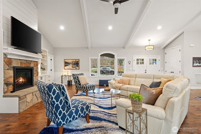 141 E Hofaker Road, Allyn, WA 98524